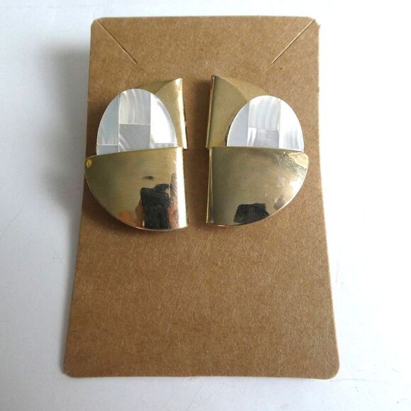 Vintage Gold Tone Folded Circle Stud Pierced Earrings Carved Mother of Pearl - Picture 1 of 8
